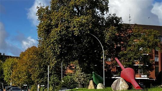 Die Eiche am Kreisverkehr Glückstädter Straße/Schifferstorstraße.