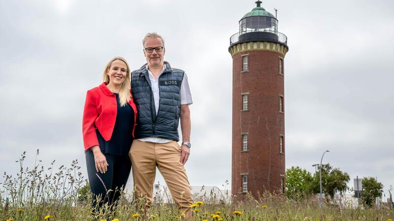 Die Eigentümer Katrin Mormann und Wilhelm Mormann stehen vor dem „Hamburger Leuchtturm“.