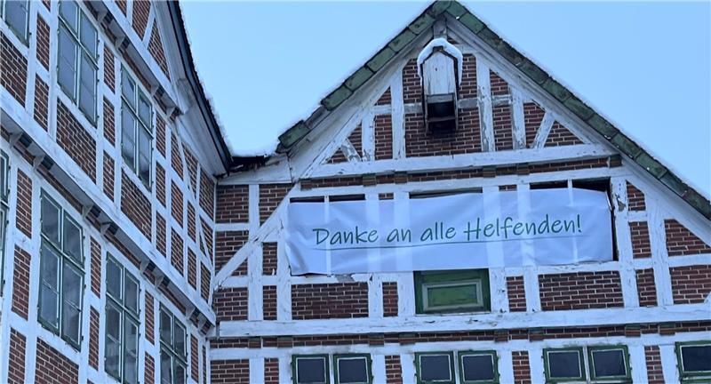 Die Eigentümer haben ein Danke-Banner an der Fassade montiert.