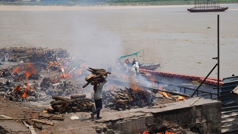 Die Einäscherung einer Leiche dauert zweieinhalb bis drei Stunden.