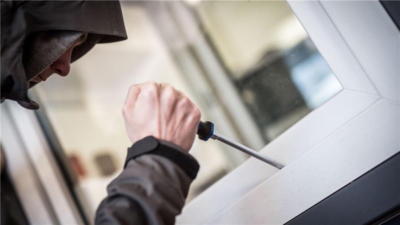 Die Einbrecher haben in Stade das Fenster der Gaststätte aufgebrochen (Symbolbild).