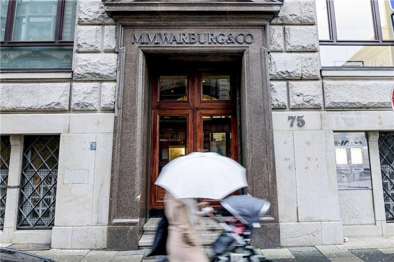 Cum-Ex-Prozess gegen Hamburger Bankier Olearius hat begonnen Die Eingangstür des Bankhauses M.M.Warburg & CO in Hamburg. Dem Gesellschafter Christian Olearius werden 13 Fälle der besonders schweren Steuerhinterziehung vorgeworfen.