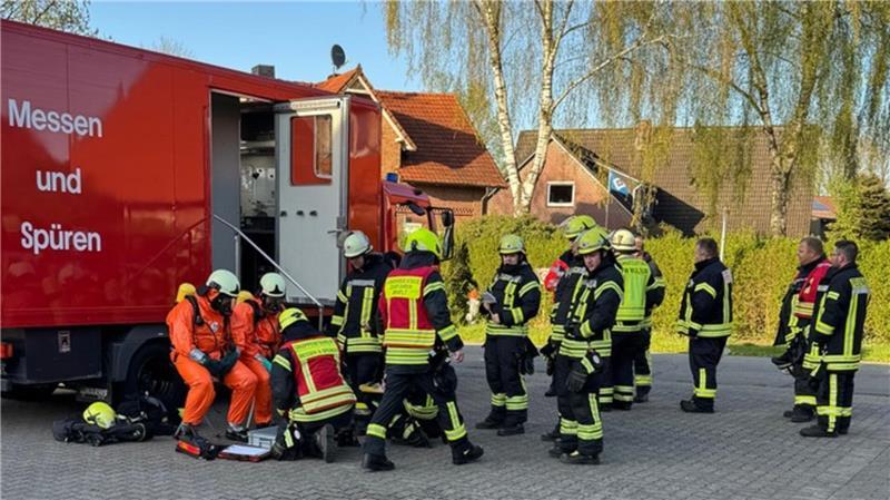 Wohnung in Mulsum: E-Scooter fängt an zu qualmen Die Einheit Messen & Spüren bereitet sich auf ihren Einsatz vor.