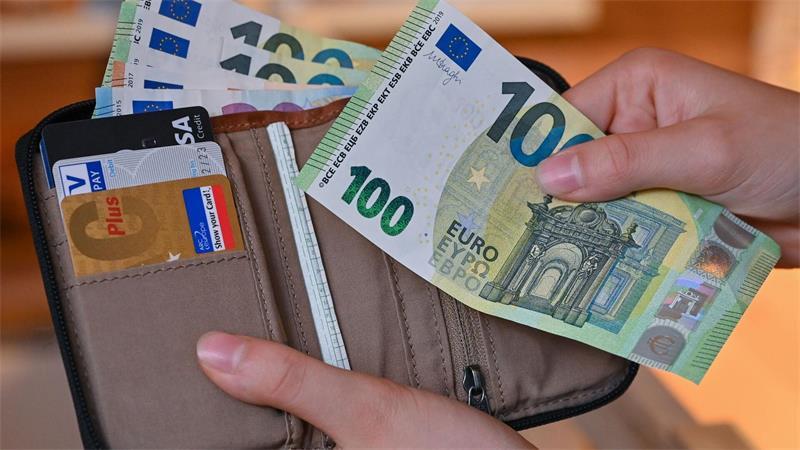 Osten, Westen, Einheit? Fünf Fakten zum Stand der Dinge Die Einkommen in Ostdeutschland sind statistisch deutlich niedriger als im Westen. (Symbolbild)