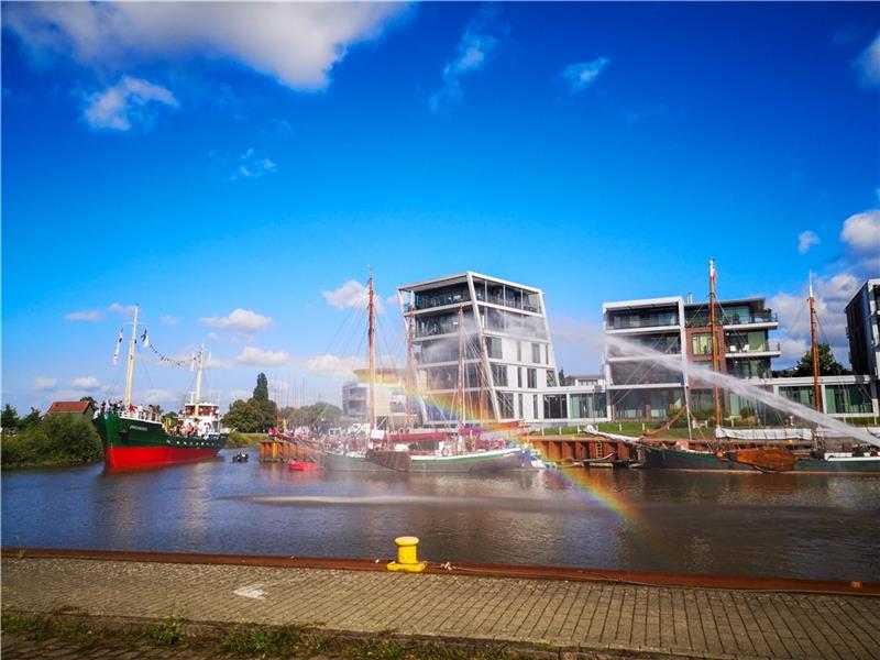 Die Einlaufparade mit Wasserfontäne am Sonnabend in den Stadthafen wird angeführt vom Museumsschiff Greundiek, dem schwimmenden Stader Wahrzeichen. Fotos: Meffert (1), Lohmann (3)