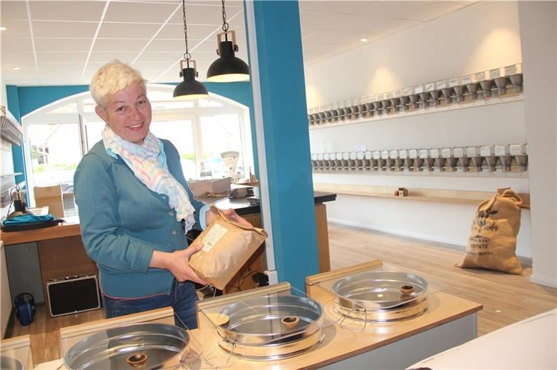 Die Einrichtung und die Edelstahl-Behälter für die losen Waren sind schon da, jetzt fehlt nur noch die Füllung: In der nächsten Woche eröffnet Petra Andersen ihren Unverpackt-Laden im Grenzweg 23b im Neu Wulmstorfer Ortskern. Foto: Michaeli