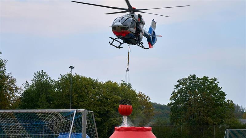 Die Einsatzkräfte am Boden werden aus der Luft unterstützt. 