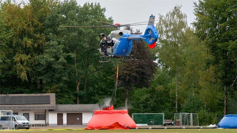 Waldbrand im Westerwald unter Kontrolle Die Einsatzkräfte am Boden werden aus der Luft unterstützt.