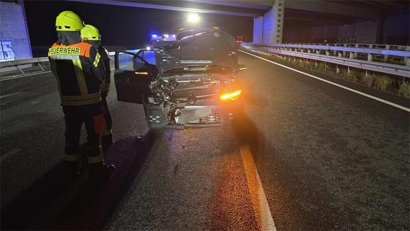 Die Einsatzkräfte an einem der verunfallten Fahrzeuge.