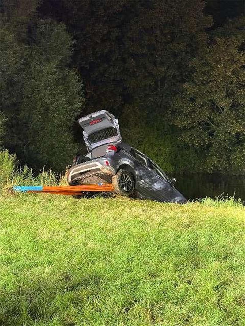 Polizeieinsätze in den Stader Nachbarkreisen - Betrunken auf E-Scooter erwischt Die Einsatzkräfte bargen den VW T-Cross aus der Lune.