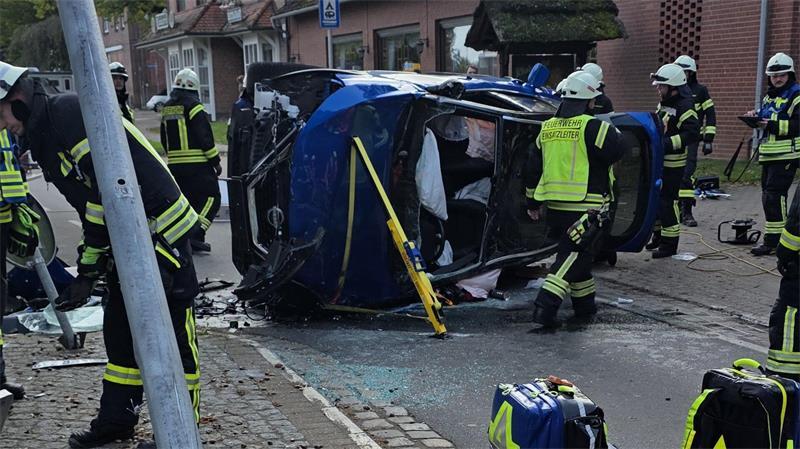 Die Einsatzkräfte befreiten den Buxtehuder aus seinem Wagen.