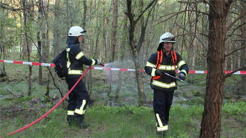 Die Einsatzkräfte bei der Brandbekämpfung mittels D-Strahlrohr und Waldbrandrucksack.