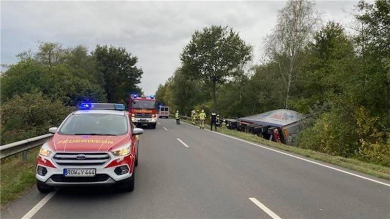 Sattelzug kippt auf B75 um – Lkw-Fahrer schwer verletzt Die Einsatzkräfte bergen den verunfallten Sattelzug.