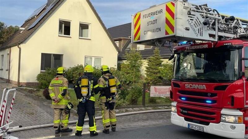 Die Einsatzkräfte besprechen sich vor dem Einfamilienhaus. Foto: Lütt