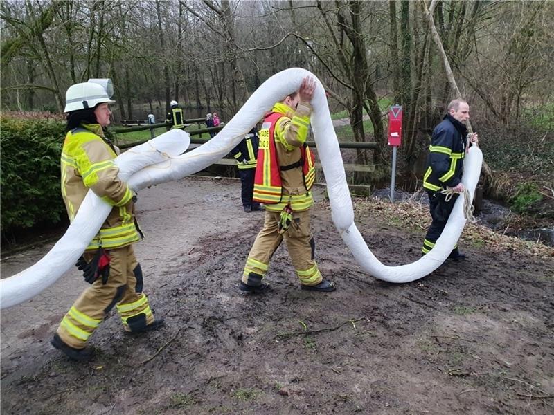 Die Einsatzkräfte bringen Ölsperren zum Fredenbecker Mühlenbach.