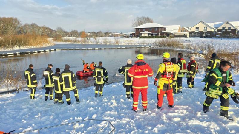 Die Einsatzkräfte der DLRG Horneburg/Altes Land und der Feuerwehr Harsefeld suchten am Montag nach einem Hund, der in ein Regenrückhaltebecken eingebrochen war.
