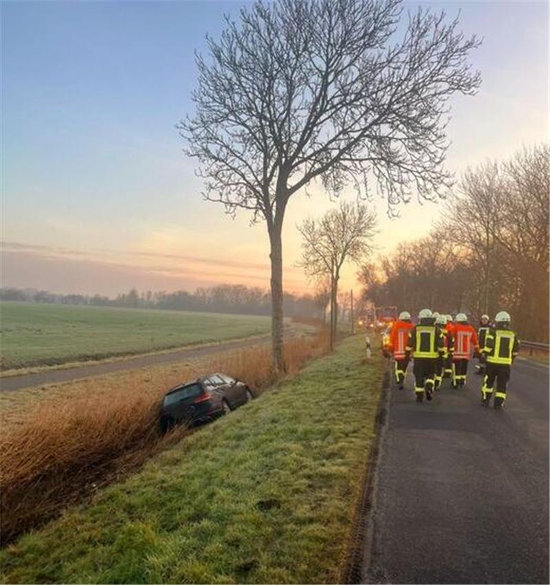 Unfall in Neuenkirchen: Auto reißt Telefonmast um Die Einsatzkräfte der Feuerwehr sichern die Unfallstelle, kontrollieren die am Boden liegende Leitung und prüfen, ob Betriebsstoffe ausliefen. Danach wird die Einsatzstelle an die Polizei übergeben.