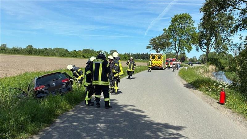 Frontalcrash im Berufsverkehr bei Tötensen: SUV überschlägt sich Die Einsatzkräfte der Feuerwehr stellten den Brandschutz sicher, richteten kurzfristig eine Vollsperrung der Straße ein.