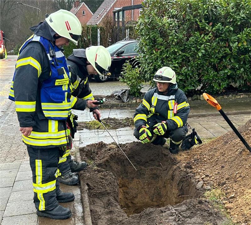 Die Einsatzkräfte der Feuerwehr überprüften die Gasleitung.