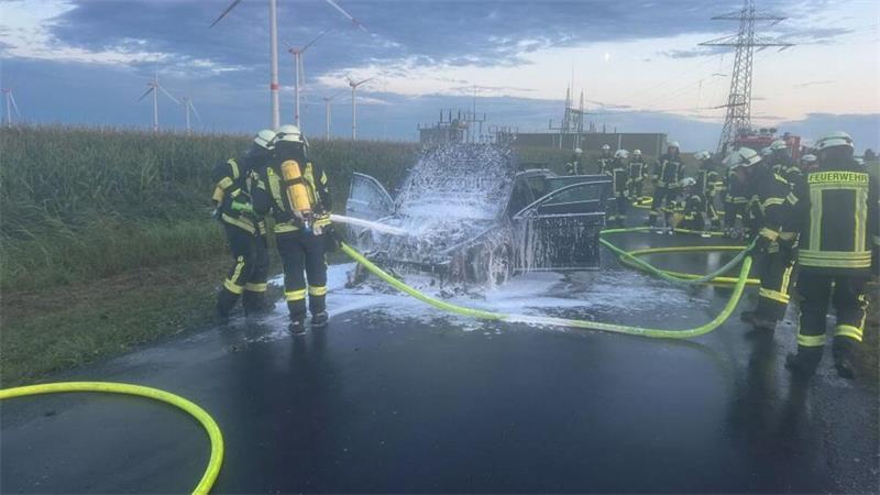 Dunkler Rauch über Oederquart: Auto steht in Flammen Feuerwehr löscht einen Pkw.