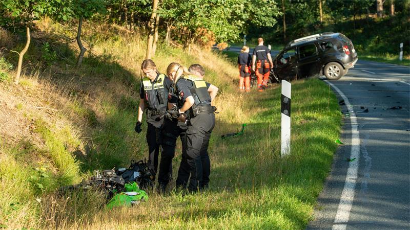 Die Einsatzkräfte der Polizei begutachten das Unfallfahrzeug.