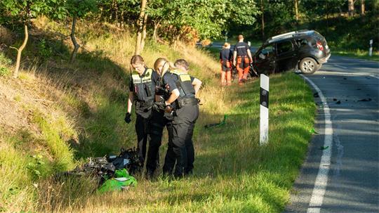 Die Einsatzkräfte der Polizei begutachten das Unfallfahrzeug.