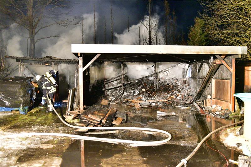 Die Einsatzkräfte hatten den Brand rasch unter Kontrolle. Fotos: Benke