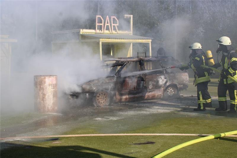 Die Einsatzkräfte konnten das Auto-Wrack schnell löschen. Foto: Bockelmann