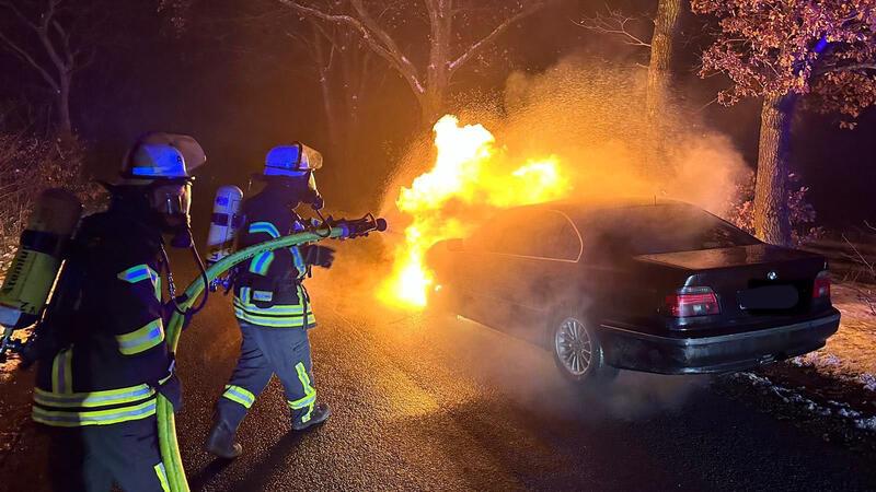 BMW geht in Dollern in Flammen auf Die Einsatzkräfte konnten das brennende Fahrzeug schnell löschen.
