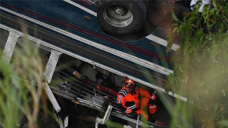 Mehr als 50 Tote bei Busunglück in Guatemala Die Einsatzkräfte konnten einige Menschen lebend retten.