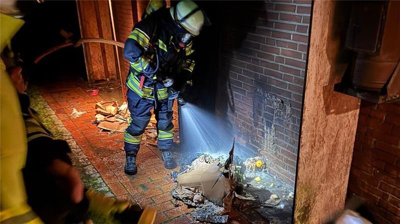 Die Einsatzkräfte löschten brennende Mülltonnen in Fredenbeck und retteten damit ein Wohnhaus.