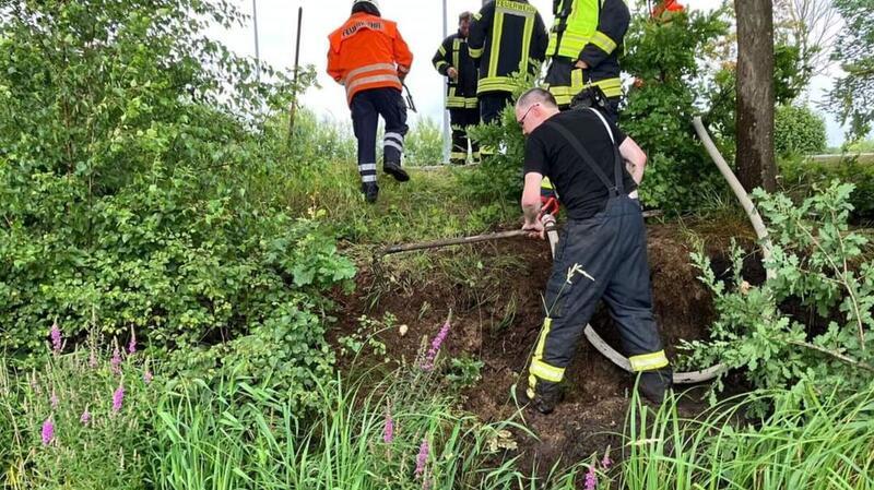 Die Einsatzkräfte müssen den Boden im Bereich des Brandes umgraben, um das Feuer zu löschen. 