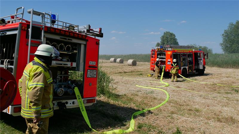 Flächenbrand nahe Festung Grauerort – Landwirte unterstützen Feuerwehr Die Einsatzkräfte mussten eine längere Schlauchleitung verlegen. Foto: Feuerwehr Bützfleth