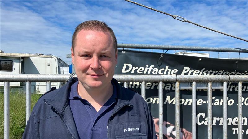Die Einsatzkräfte retteten unter Polizeischutz den Schwerverletzten nach der Tigerattacke.