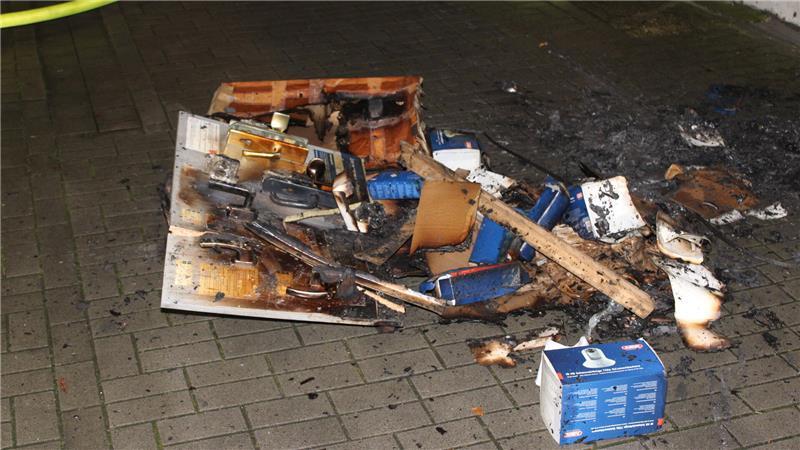 Die Einsatzkräfte schafften das Brandgut ins Freie.