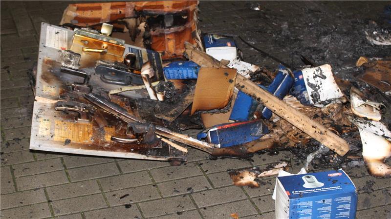 Heizöl im Bach: Mulsumer Feuerwehr zwölf Stunden im Einsatz Die Einsatzkräfte schafften in Stade das Brandgut ins Freie.