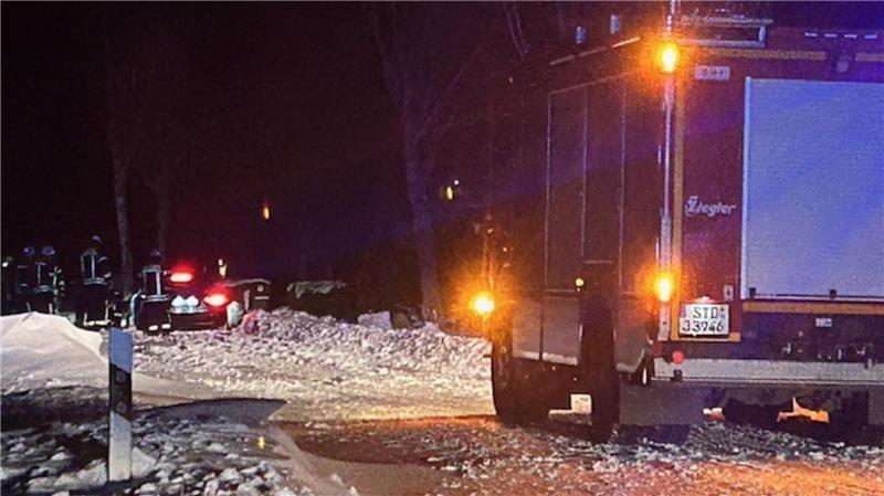 Die Einsatzkräfte schaufelten frühmorgens einen stecken gebliebenen Pkw frei.