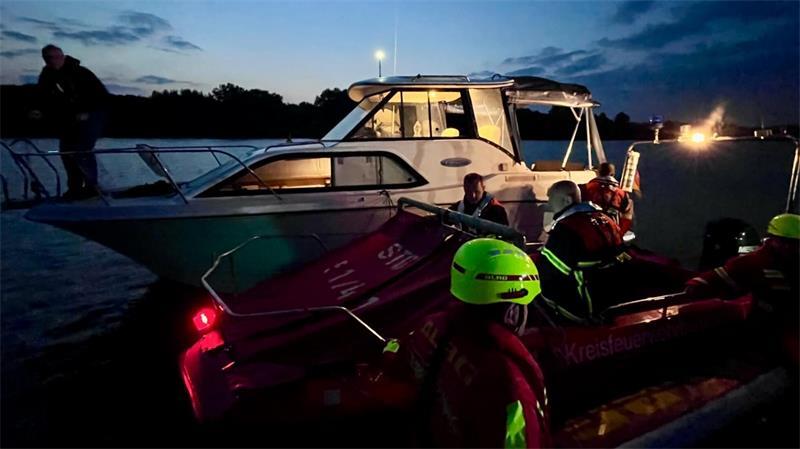 Die Einsatzkräfte schleppten das Motorboot in den Yachthafen Wedel.