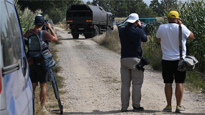 Bilder des Tages Die Einsatzkräfte sichern das Gebiet eines Maisfeldes in Osiny, Ostpolen, auf das am 20. August 2025 ein Objekt fiel. Dabei handelte es sich nach Angaben der Regierung in Warschau um eine russische Drohne.