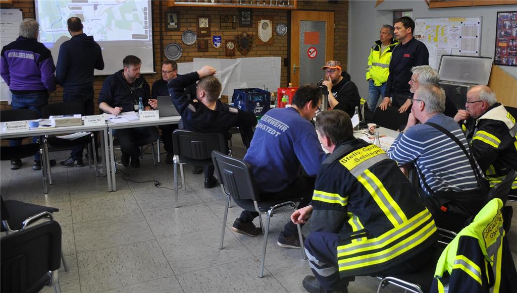 Die Einsatzkräfte sind in großer Sorge, auch weil die Nacht mit minus drei Grad ...