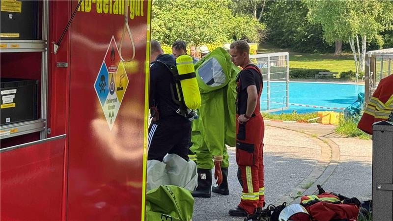 Die Einsatzkräfte sind in schwerer Montur unterwegs.