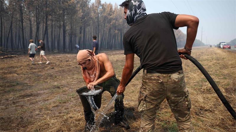 Neue Waldbrände brechen in mehreren Regionen Frankreichs aus Die Einsatzkräfte und auch freiwillige bekämpfen die Flammen.