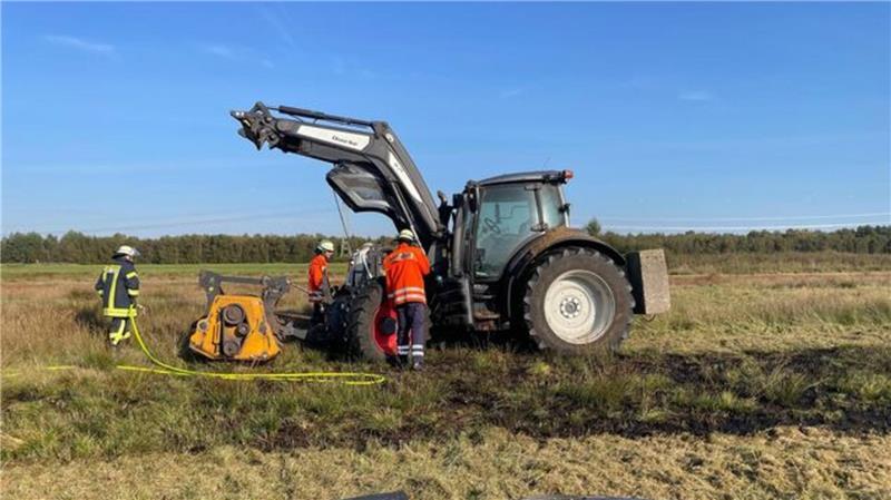 Traktor brennt bei Lamstedt – Rauchwolke weithin sichtbar Die Einsatzkräfte verlegten umgehend C-Schläuche vom wasserführenden Fahrzeug an der Straße bis zur Brandstelle und nahmen den Löschangriff vor