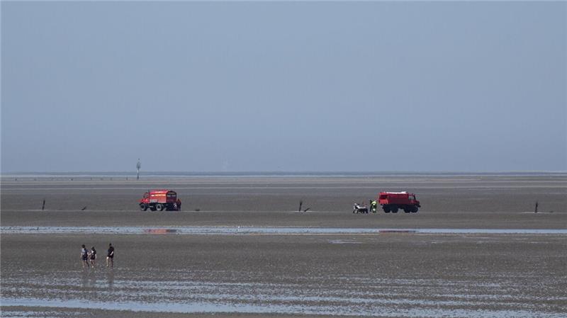 Zwei Menschen bei Reitunfall in der Nähe des Cuxhavener Strandes verletzt Die Einsatzkräfte versorgen die verletzten Personen im Watt und bereiten sie für den Transport vor. Foto: Kuczorra
