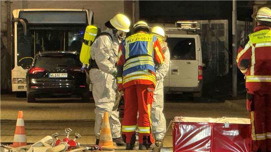 Die Einsatzkräfte waren unter Vollschutz im Einsatz.