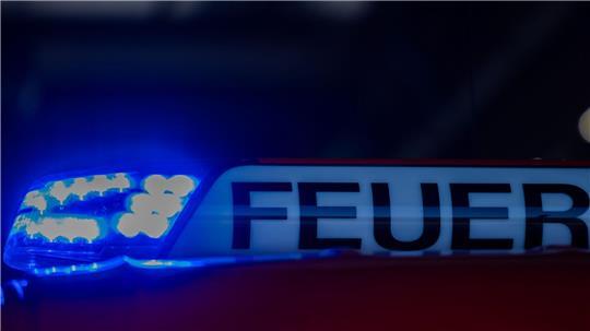 Die Einsatzkräfte waren zunächst noch dabei, den brennenden Lkw-Anhänger zu löschen. (Symbolbild)