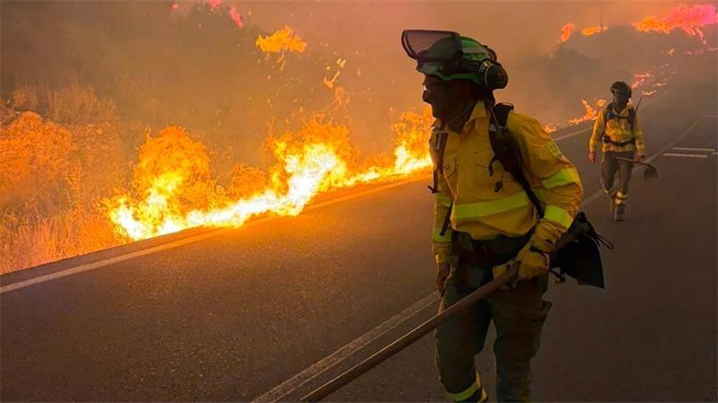 Feuerinferno in Spanien: Vermissten-Suche „von Haus zu Haus“ Die Einsatzkräfte werden von Löschflugzeugen und Drohnen unterstützt.