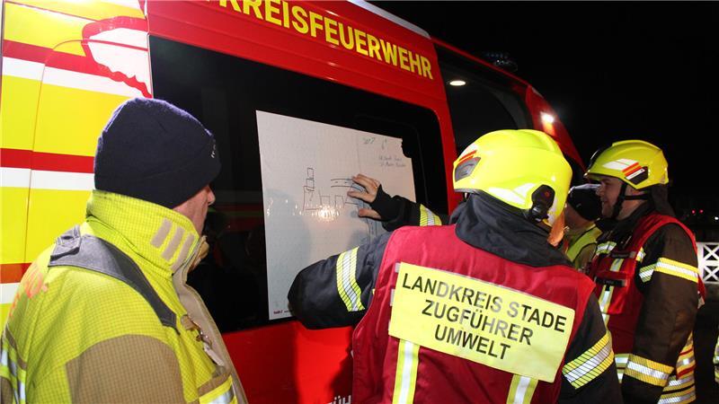 Die Einsatzleitung der Kreisfeuerwehr Stade plant das weitere Vorgehen.
