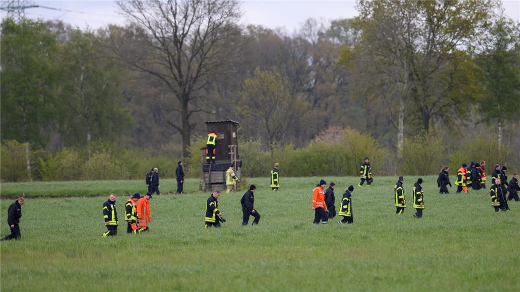 Die Einsatzleitung legte mit Blick auf eine große Lagekarte fest, welche Gebiete...