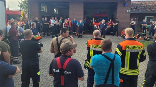 Die Einsatzleitung verteilt die Suchaufträge an die Feuerwehrleute.